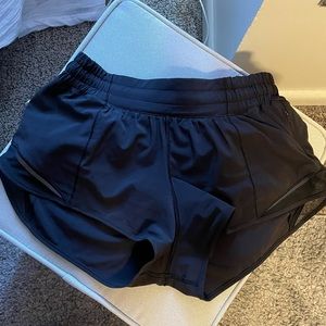 Lululemon hotty hot shorts 2.5”